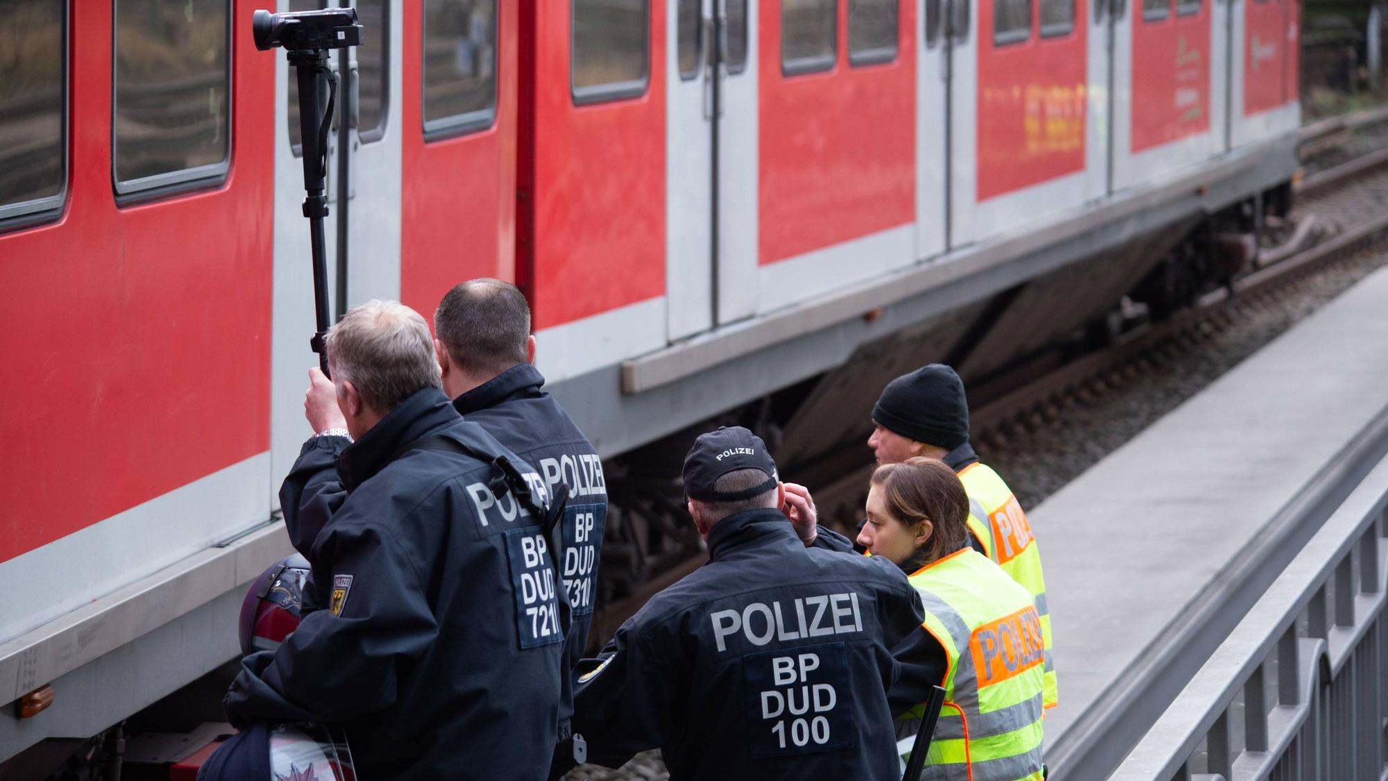 Bundespolizistinnen und -polizisten stehen an einem Bahngleis. Am Samstagabend (25. November) sind Anhänger des 1. FC Köln und Schalke 04 in Düsseldorf aufeinander losgegangen. (Symbolbild)