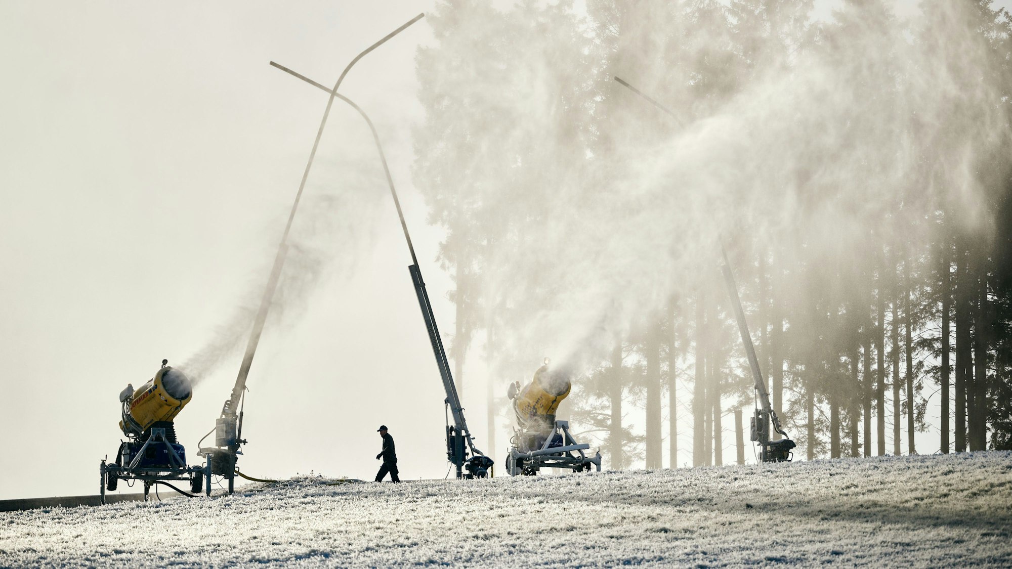 22.11.2023, Nordrhein-Westfalen, Winterberg: Schneekanonen sind in Betrieb.