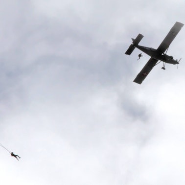 Fallschirmspringer der Schweizer Luftwaffe springen aus einem Flugzeug des Typs Pilatus PC-6 ab. Bei Fallschirmsprüngen in Frankreich aus einem gleichen Flugzeug kam es zu einem tödlichen Unfall. (Symbolbild)