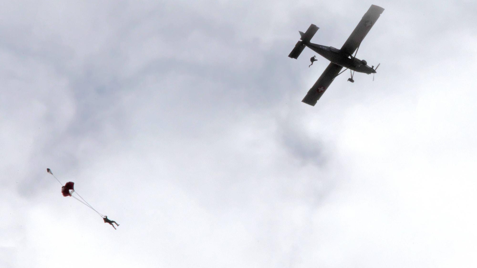 Fallschirmspringer der Schweizer Luftwaffe springen aus einem Flugzeug des Typs Pilatus PC-6 ab. Bei Fallschirmsprüngen in Frankreich aus einem gleichen Flugzeug kam es zu einem tödlichen Unfall. (Symbolbild)