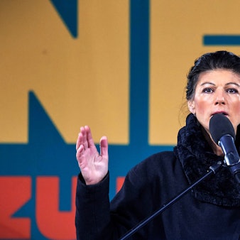 Die frühere Linken-Politikerin Sahra Wagenknecht bei der vermeintlichen Friedensdemonstration in Berlin.