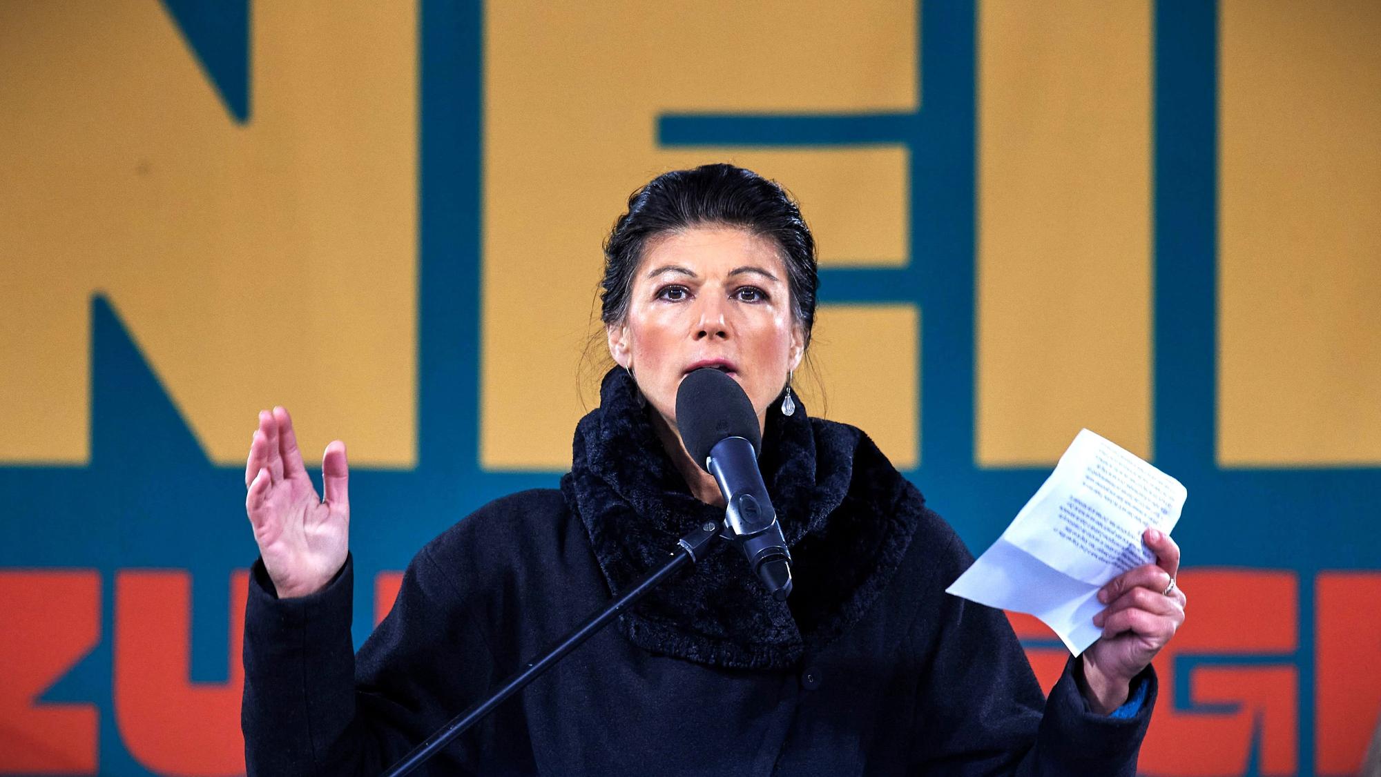 Die frühere Linke, Sahra Wagenknecht, spricht bei einer Demonstration. Sie glaubt nicht an einen großen Effekt der Massendemos gegen Rechts in Bezug auf die AfD. (Archivbild)