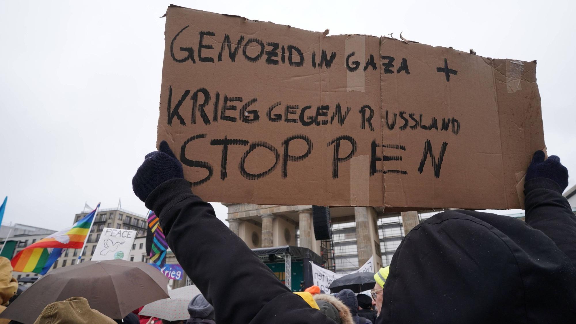 Populäre Weltsicht bei der Wagenknecht-Demonstration in Berlin: Auf Plakaten ist von einem „Genozid in Gaza“ und einem „Krieg gegen Russland“ die Rede.