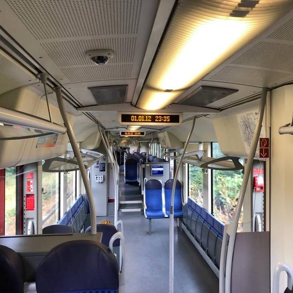 Das Bild zeigt das Abteil einer Regionalbahn