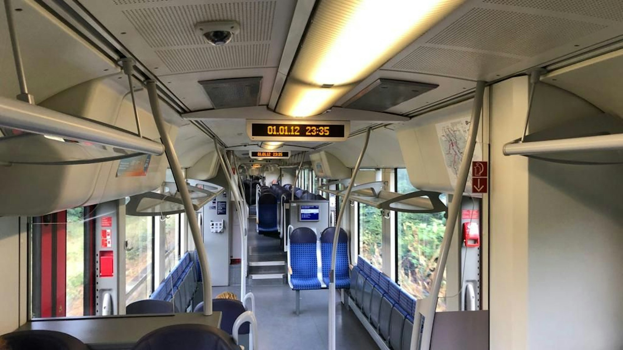 Das Bild zeigt das Abteil einer Regionalbahn