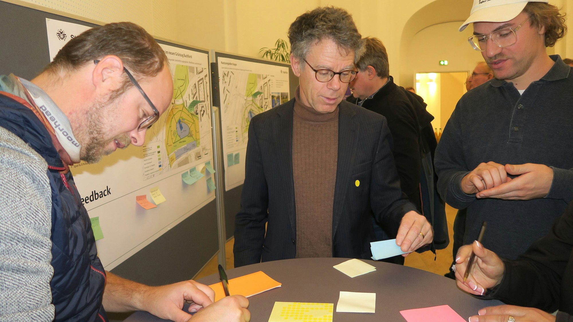 Simon Hubacher (M.) stellte sich nach der Präsentation den Fragen der Besucher.