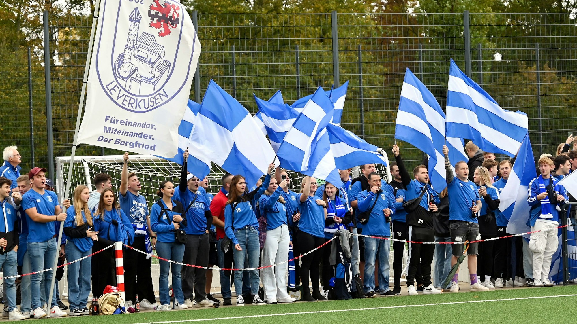 03.10.2023,-Fussball-Beregfrie Leverkusen-Deutz 05
Fans Bergfried Leverkusen
Foto: Uli Herhaus