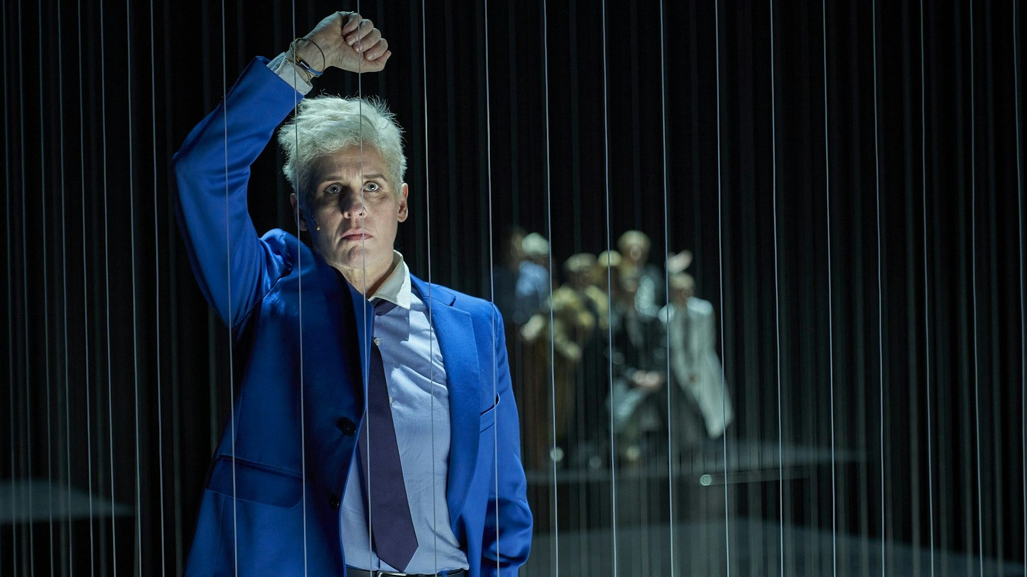 Johann Holtrop
Abriss der Gesellschaft
nach dem gleichnamigen Roman von Rainald Goetz
Regie: Stefan Bachmann
Regie: Stefan Bachmann
Bühne: Olaf Altmann
Kostüme: Jana Findeklee, Joki Tewes
Choreografie & Körperarbeit: Sabina Perry
Musikalische Einrichtung & Komposition: Sven Kaiser
Licht: Michael Gööck
Dramaturgie: Lea Goebel
Foto: Tommy Hetzel