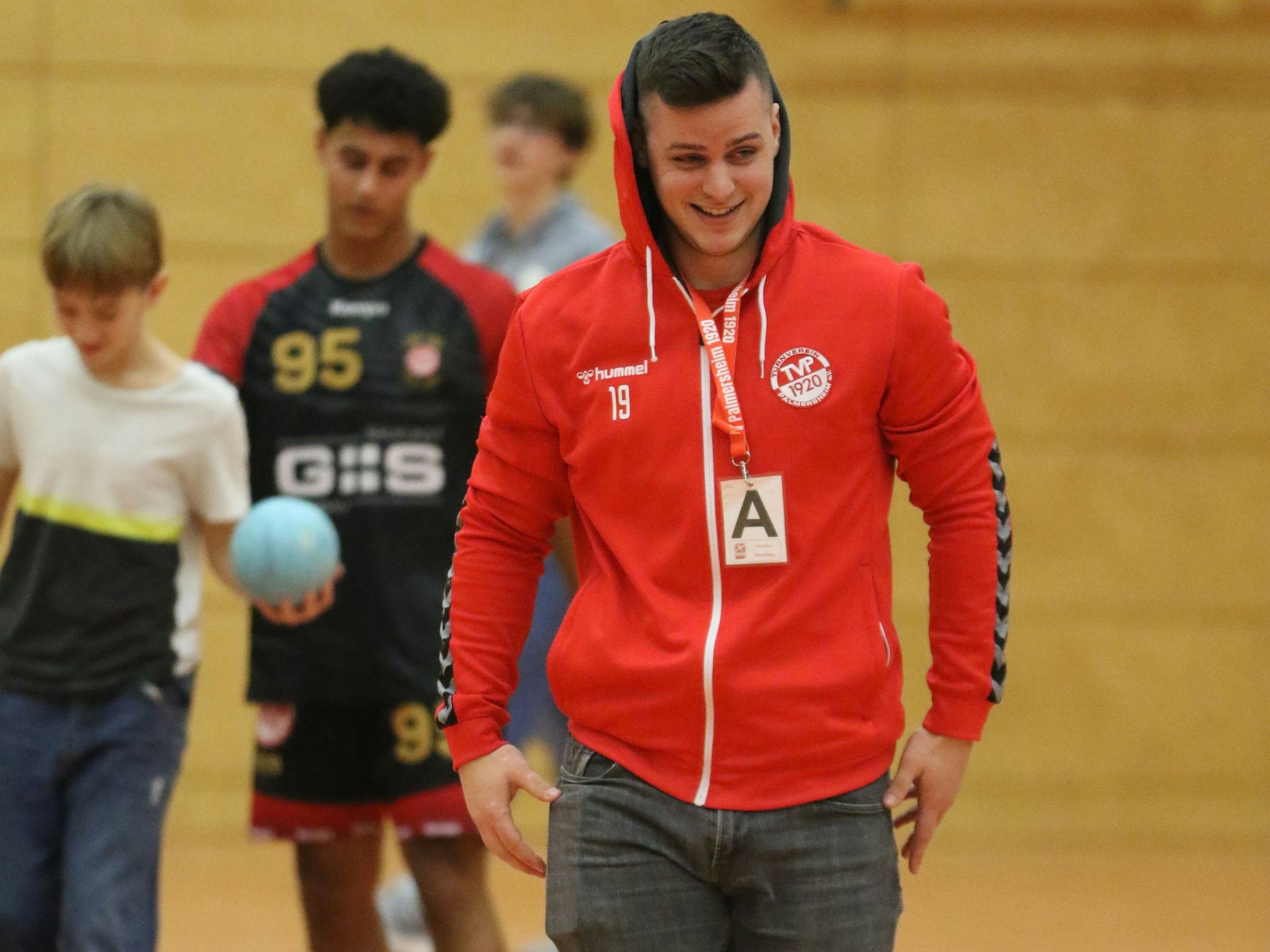 Der junge Palmersheimer Trainer grinst, weil er von den eigenen Fans mit Gesängen auf den Arm genommen wird.