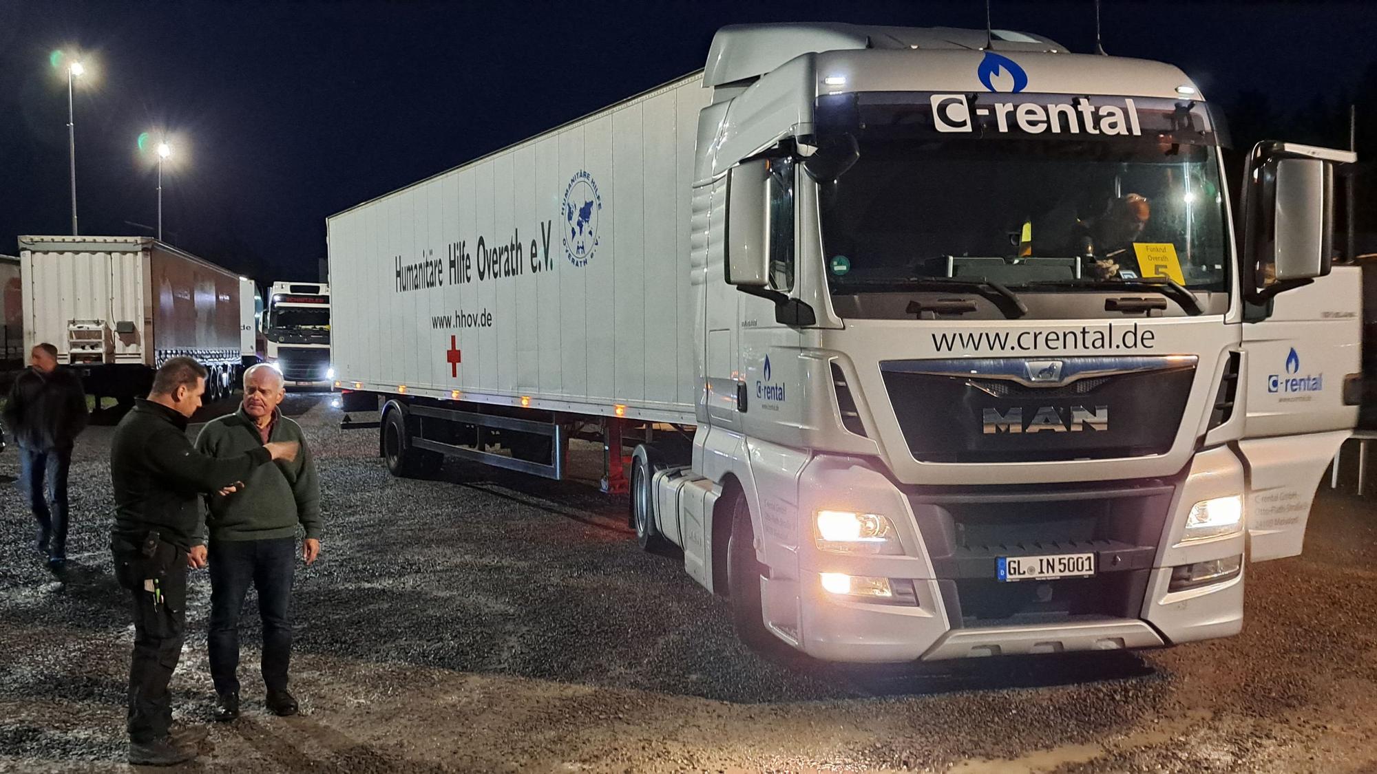 Lastzüge der Humanitären Hilfe Overath stehen auf dem nächtlichen Konvoi-Gelände an der Hammermühle.