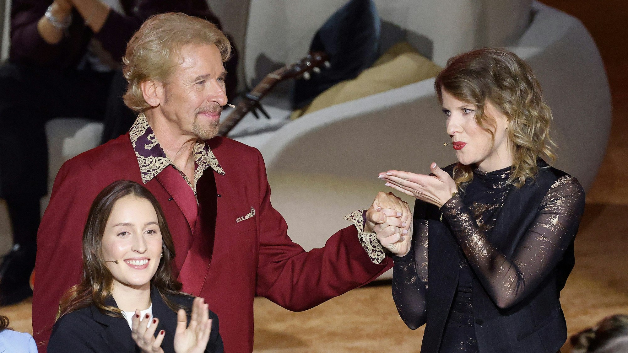 Wettkönigin Julia Reichert (r.) wirft Moderator Thomas Gottschalk eine Kusshand zu.