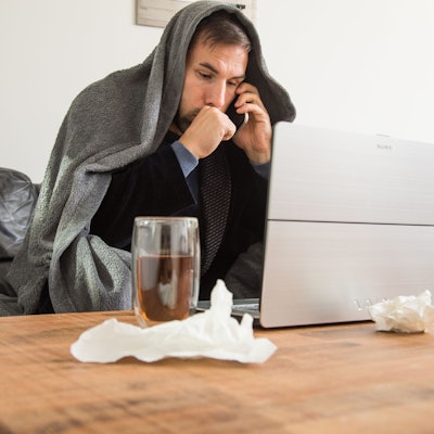 Kann man, muss man aber in der Regel nicht: Anrufe vom Chef entgegennehmen, wenn man krankgeschrieben ist.