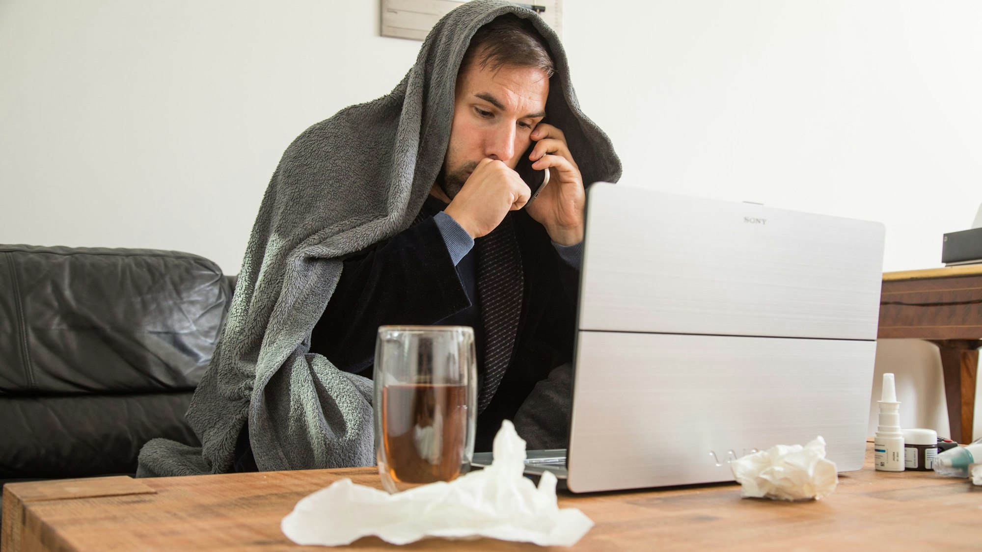 Kann man, muss man aber in der Regel nicht: Anrufe vom Chef entgegennehmen, wenn man krankgeschrieben ist.