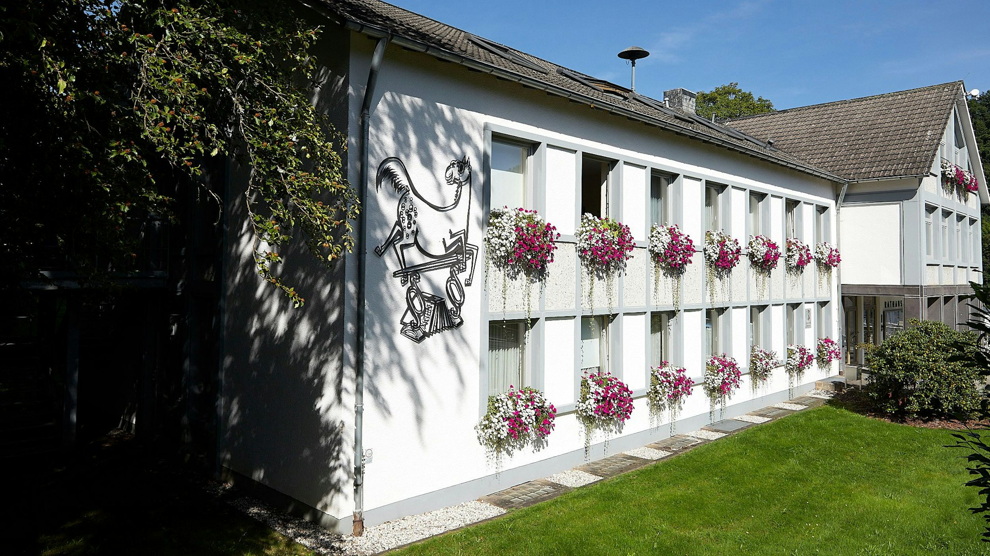 Das Bild zeigt die Außenansicht des Hellenthaler Rathauses.