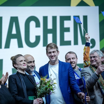 Ricarda Lang (2.v.l.), Bundesvorsitzende von Bündnis 90/Die Grünen, und Omid Nouripour (M), Bundesvorsitzender von Bündnis 90/Die Grünen, stehen mit Terry Reintke (Bündnis 90/Die Grünen), Mitglied des Europäischen Parlaments und Spitzenkandidatin für die Europawahl 2024, und weiteren Kandi