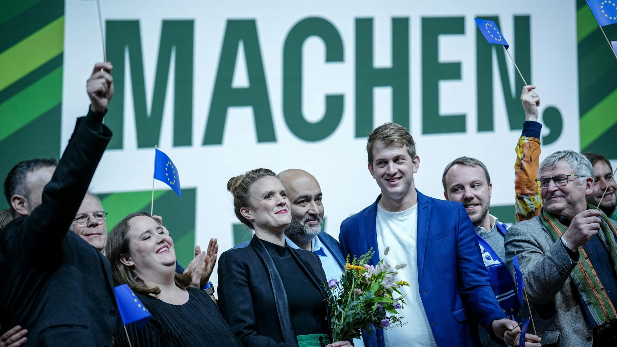 Ricarda Lang (2.v.l.), Bundesvorsitzende von Bündnis 90/Die Grünen, und Omid Nouripour (M), Bundesvorsitzender von Bündnis 90/Die Grünen, stehen mit Terry Reintke (Bündnis 90/Die Grünen), Mitglied des Europäischen Parlaments und Spitzenkandidatin für die Europawahl 2024, und weiteren Kandi