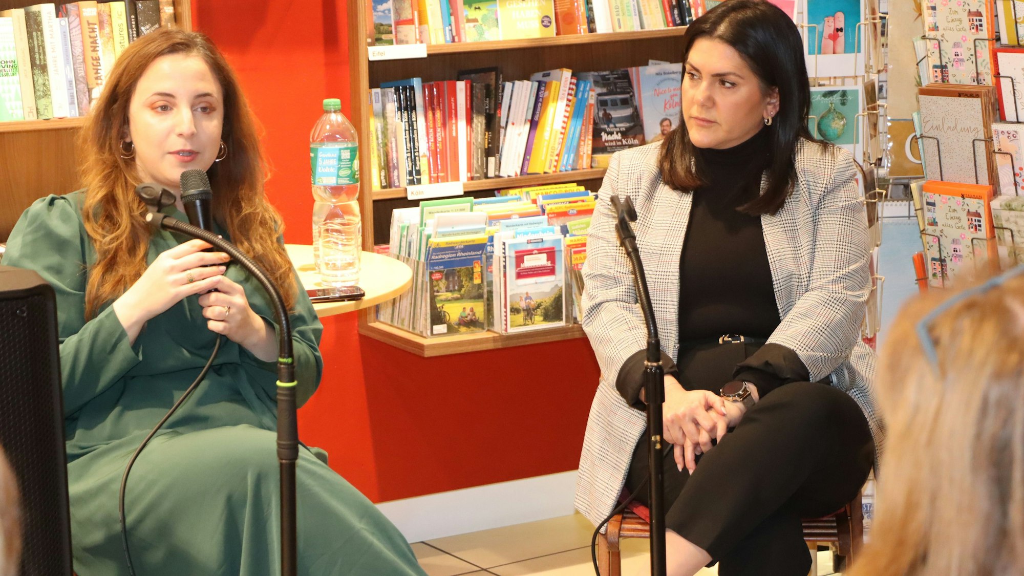 Zu sehen sind die beiden Deutsch-Iranerinnen in der Buchhandlung Brockmann.