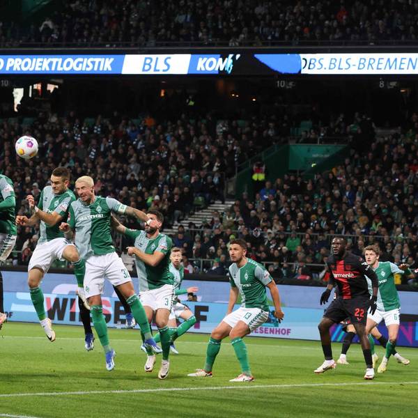 Robert Andrich beim Kopfball im Spiel bei Werder Bremen.