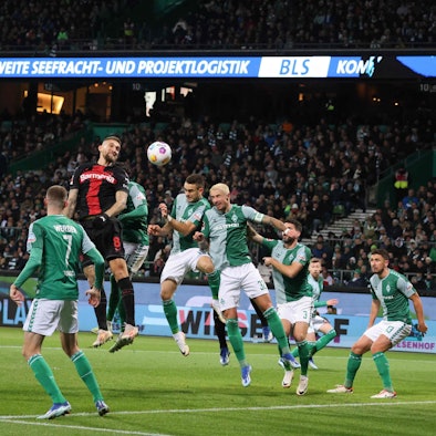 Robert Andrich beim Kopfball im Spiel bei Werder Bremen.