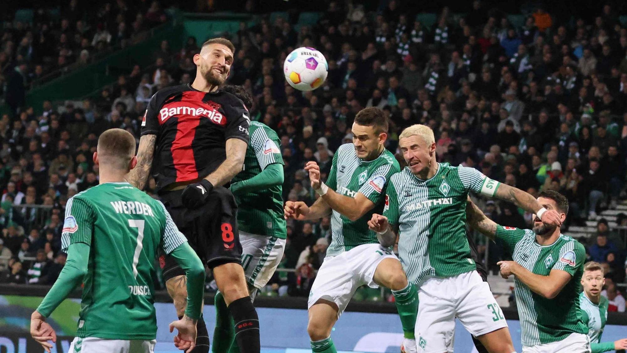 Robert Andrich beim Kopfball im Spiel bei Werder Bremen.