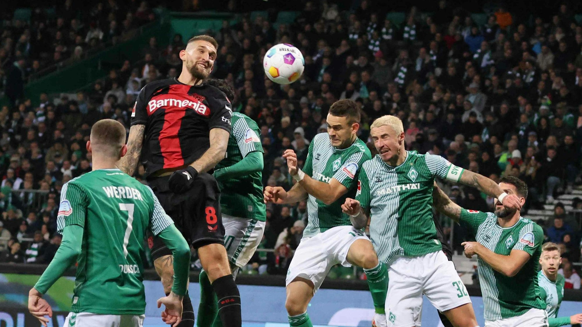 Robert Andrich beim Kopfball im Spiel bei Werder Bremen.