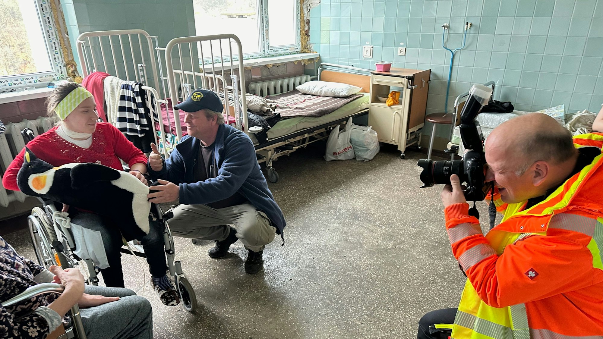 Reporter Guido Wagner macht ein Foto von der Verteilung von Geschenkpäckchen aus Overath-Marialinden in der Kinderklinik von Lviv.