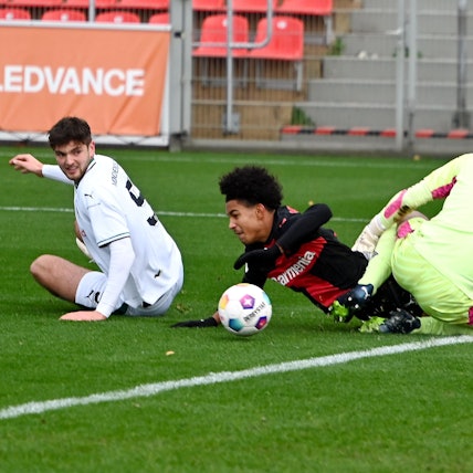 25.11.2023, Fussball
A-Jugend-Bayer 04 Leverkusen - Mönchen Gladbach
mitte: Francis Onyeka (Bayer)
Foto: Uli Herhaus