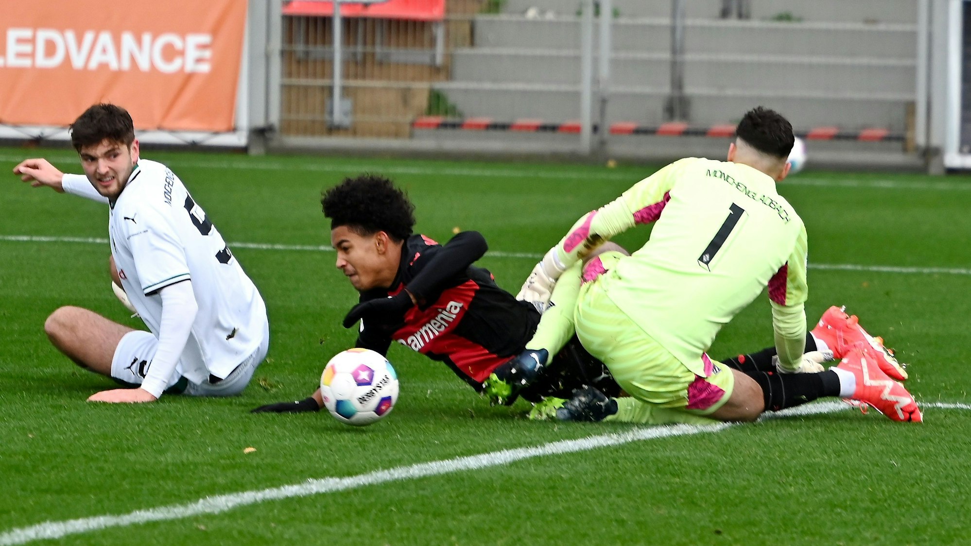 25.11.2023, Fussball
A-Jugend-Bayer 04 Leverkusen - Mönchen Gladbach
mitte: Francis Onyeka (Bayer)
Foto: Uli Herhaus