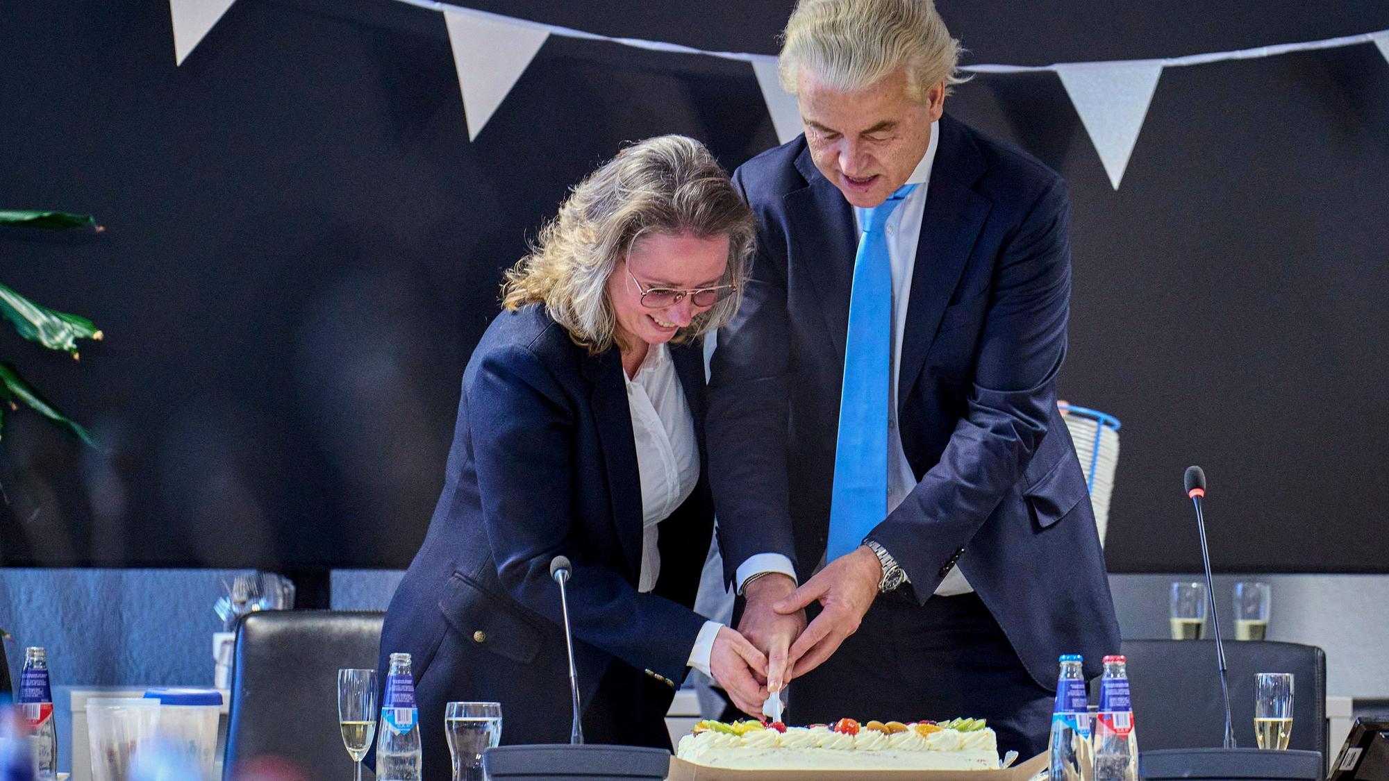Der Gewinner der Parlamentswahl in den Niederlanden, Geert Wilders, schneidet mit seiner Parteifreundin Fleur Agema auf der Siegesfeier seiner Partei PVV eine Torte an.