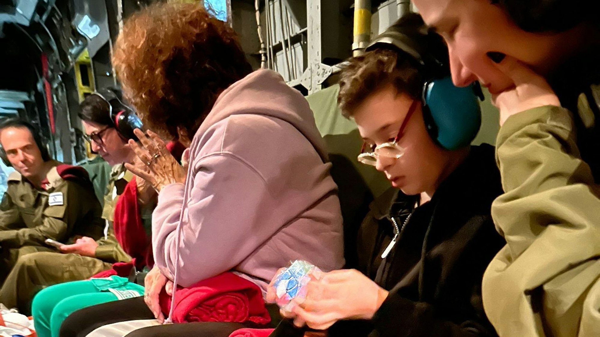 Ohad Munder (9) spielte bereits kurz nach seiner Freilassung wieder mit seinem geliebten Zauberwürfel.