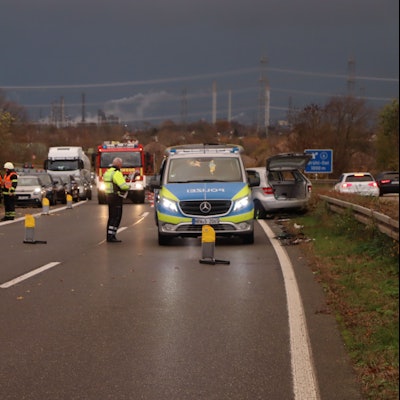 Das Bild zeigt mehrere Einsatzfahrzeuge und Einsatzkräfte an der Unfallstelle auf der Autobahn.