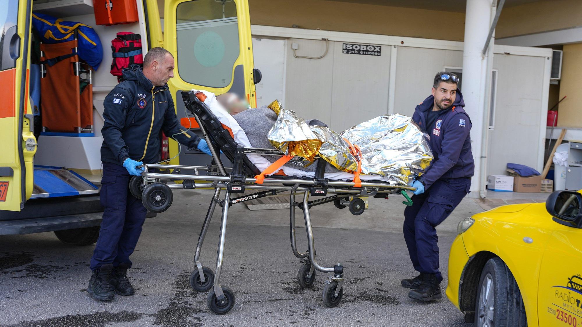 Sanitäter verlegen einen Überlebenden eines Schiffsunglücks in ein Krankenhaus auf der nordöstlichen Ägäisinsel Lesbos.