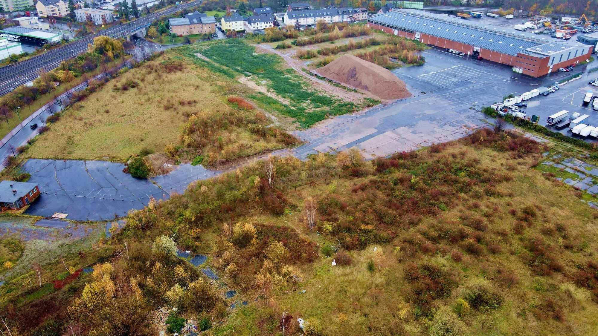 Das Bild zeigt das Areal der Steinzeugwerke aus der Luft. Es ist aktuell eine Brachfläche.