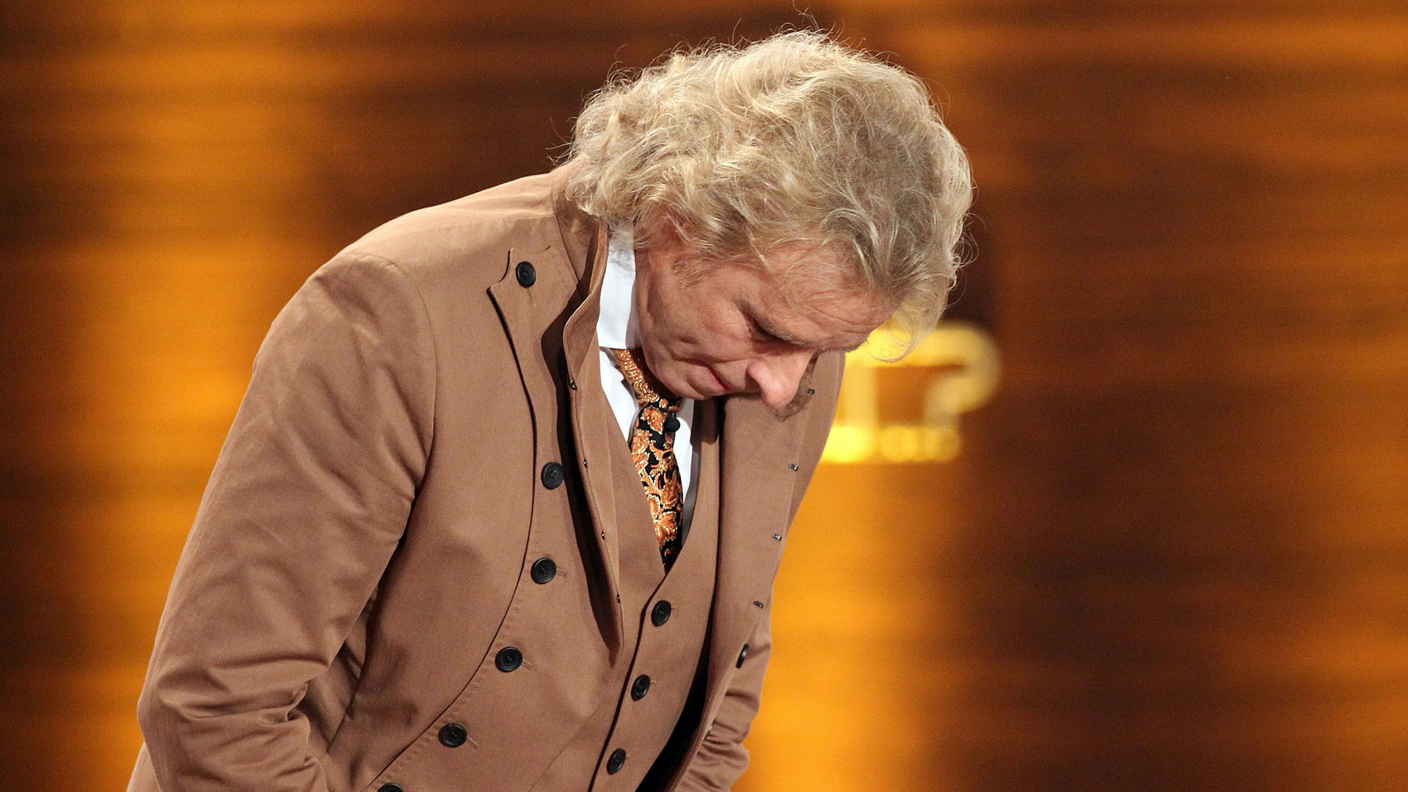 Der vielleicht schwerste Moment seiner „Wetten dass...?“-Karriere: Moderator Thomas Gottschalk spricht am 04.12.2010 in Düsseldorf nach einer Unterbrechung nach dem schweren Unfall von Samuel Koch zum Fernsehpublikum. (Archivbild)