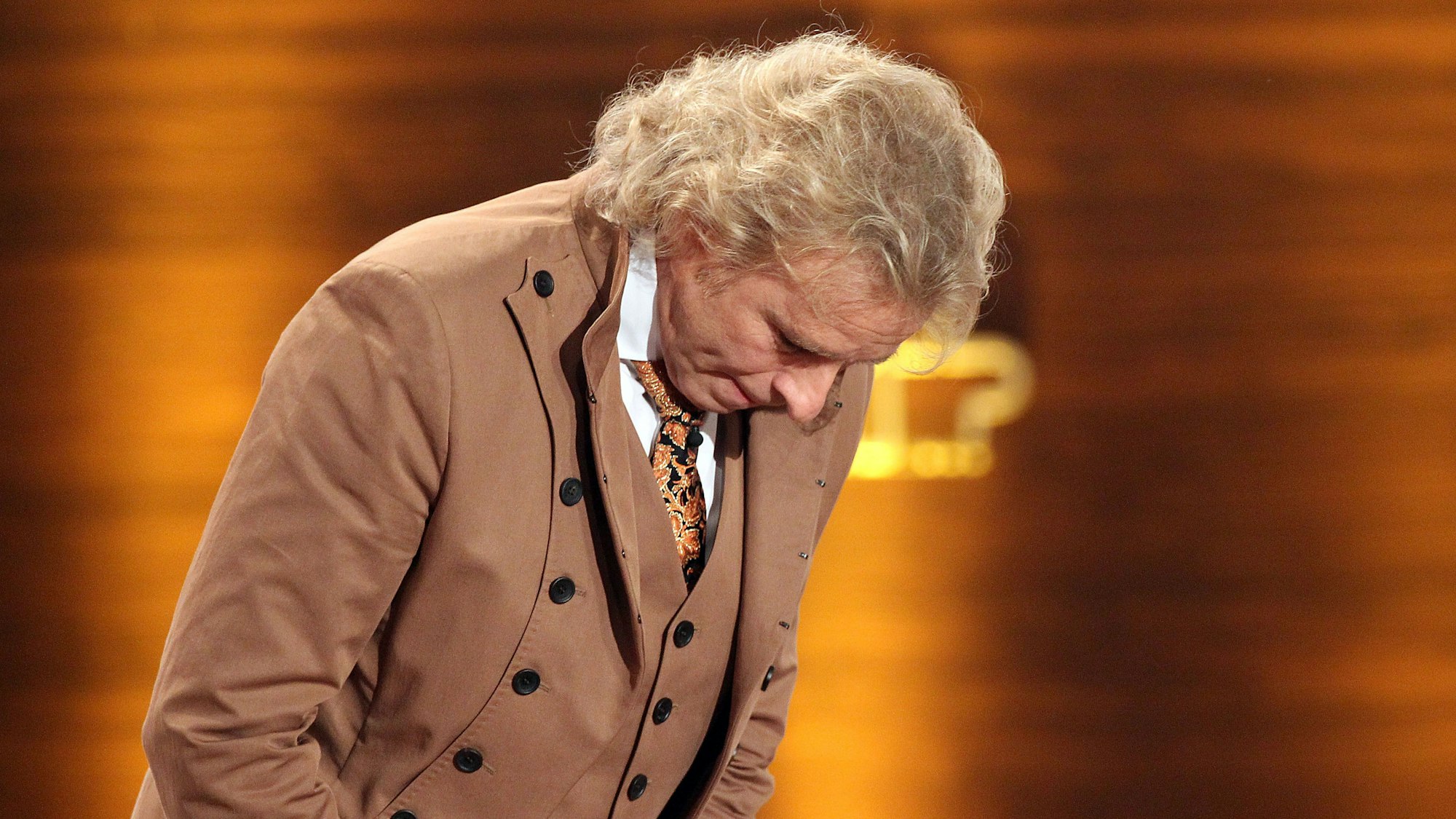 Der vielleicht schwerste Moment seiner „Wetten dass...?“-Karriere: Moderator Thomas Gottschalk spricht am 04.12.2010 in Düsseldorf nach einer Unterbrechung nach dem schweren Unfall von Samuel Koch zum Fernsehpublikum. (Archivbild)