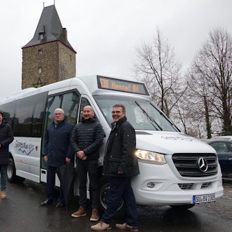 In Stadt Blankenberg stellten RSVG, Stadt und Kreis den Siegtalhüpfer vor, eine neue Linie per Kleinbus, die die Dörfer an der Sieg mit getaktetem ÖPNV anbindet. Dr. Christoph Groneck, Projektleiter Kreis, Kreisdezernent Tinm Hahlen, Bürgermeister Mario Dahm, Landrat Sebastian Schuster, Dominic Drieschner, Mobilitätsplaner der Stadt, Volker Otto, Geschäftsführer RSVG.