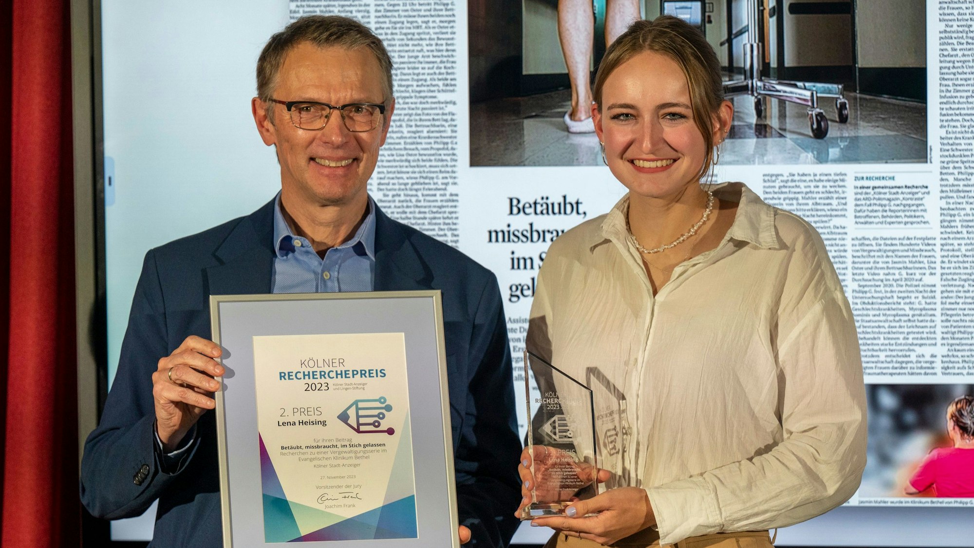 27.11.2023, Köln: Werner Schulte überreicht den 2. Preis an Lena Heising.
Erstmalige Verleihung des „Kölner Recherchepreis“ für junge Journalistinnen und Journalisten, eine Kooperation von KStA und Lingen-Stiftung.
Foto: Uwe Weiser