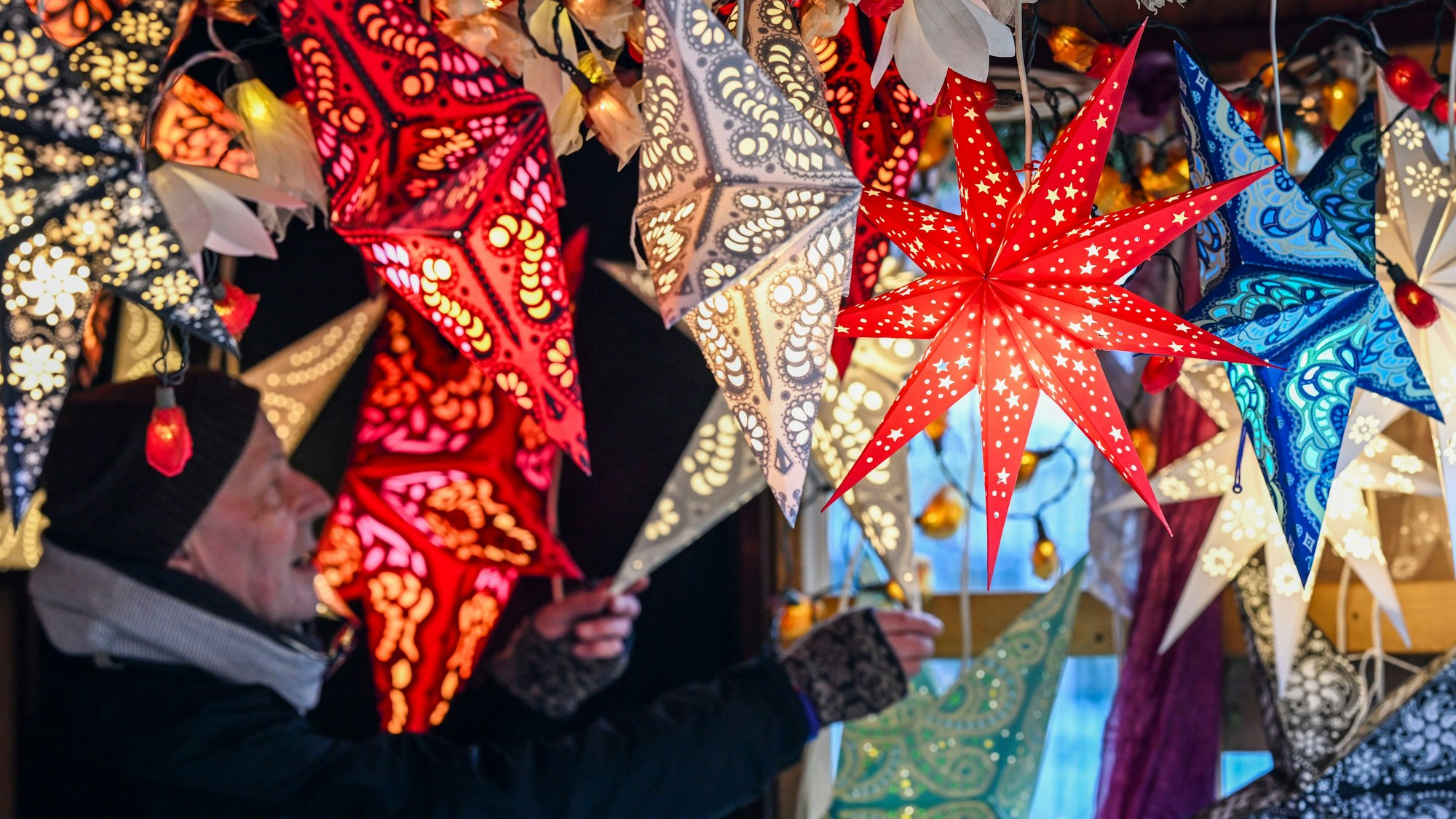 Ein Stand mit Weihnachtssternen ist typisch für die Märkte, die jetzt offen sind. Symbolbild