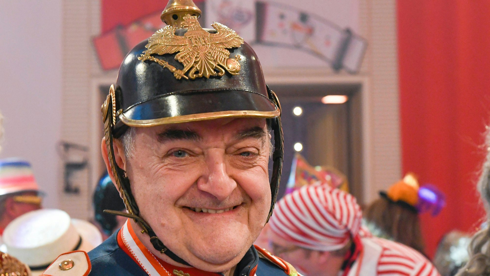 Herbert Reul ist im Porträt zu sehen mit preußischer Pickelhaube.