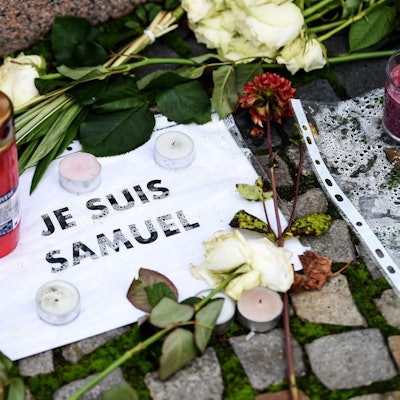 Vor der französischen Botschaft liegen Blumen, Kerzen und ein Blatt mit der Aufschrift „Je suis Samuel“. (Symbolbild)