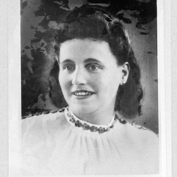 Ein Porträt-Foto von Mala Zimetbaum. Sie hat schwarze, etwa schulterlange Haare.