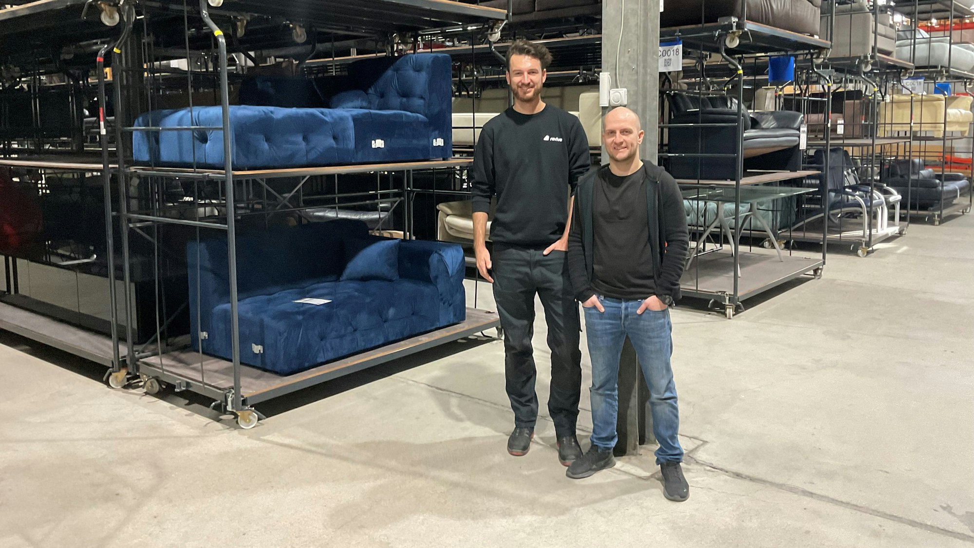 Zwei Männer in einem Möbellager