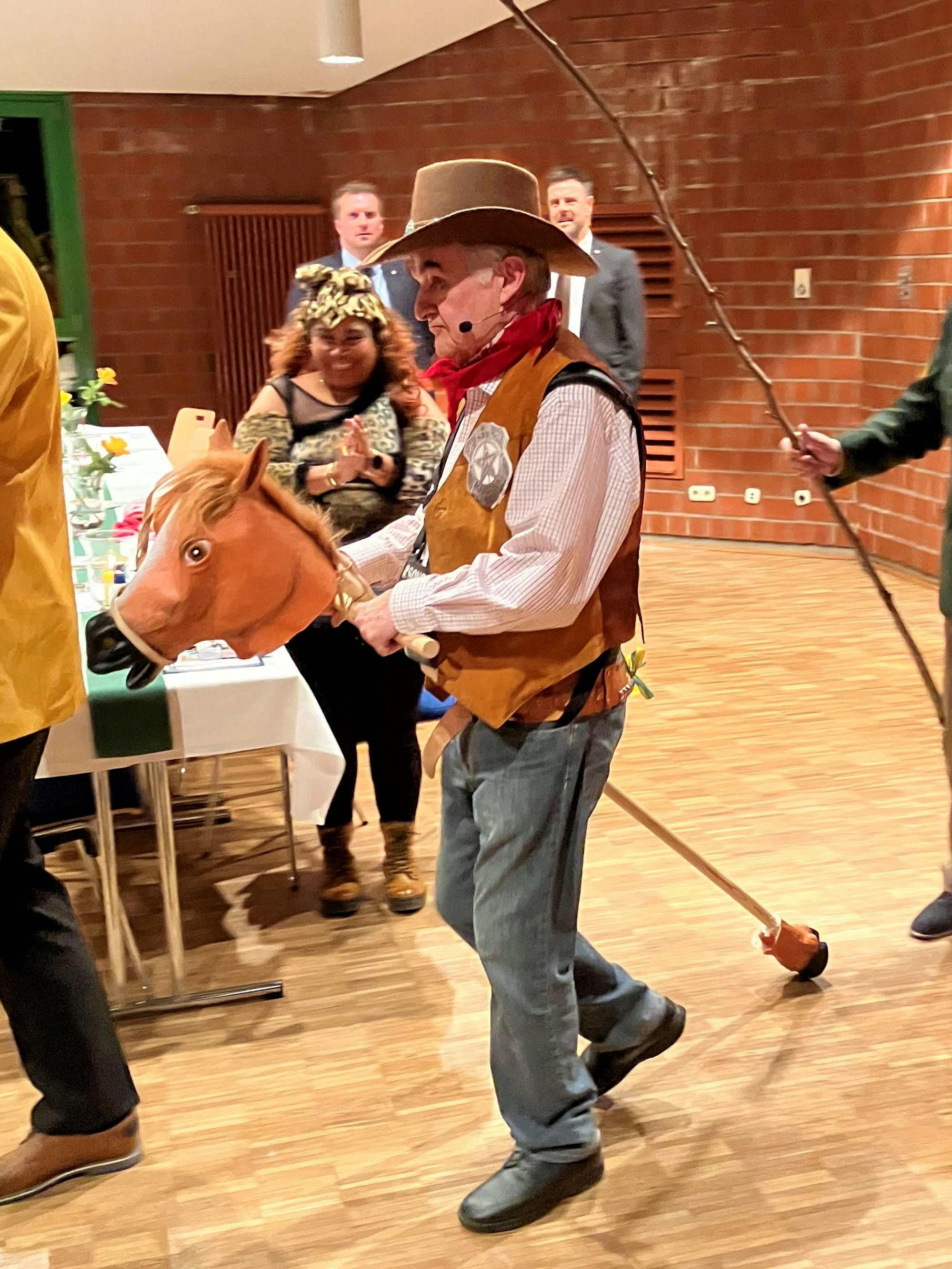 Herbert Reul hoch zu Ross: Zu den Tönen von „Da steht ein Pferd auf dem Flur“ und „Bonanza“ zog der Minister als „Marschall von Ruhrpott-City“ mit dem Steckenpferd in den Saal ein.