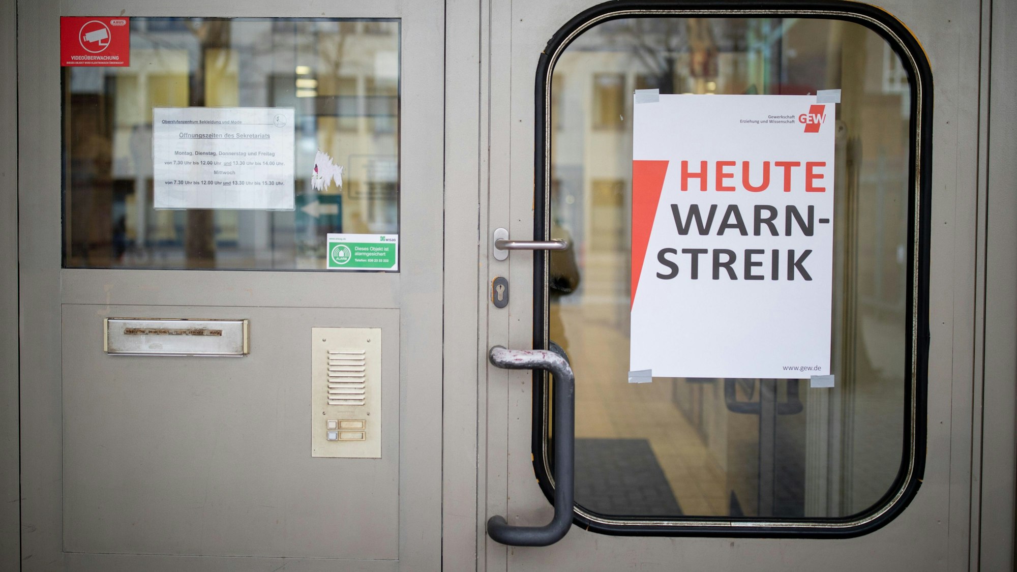 ARCHIV - 26.02.2019, Berlin: «Heute Warnstreik» ist an einem Eingang zu einer Schule im Berliner Stadtteil Kreuzberg zu lesen. Am 28. November 2023 sind in Baden-Württemberg zwei Drittel aller Lehrer zu einem Warnstreik aufgerufen. Hintergrund ist die aktuelle Tarifauseinandersetzung im Öffentlichen Dienst. (zu dpa: «Gewerkschaft rechnet wegen Warnstreiks mit Unterrichtsausfällen») Foto: Kay Nietfeld/dpa +++ dpa-Bildfunk +++