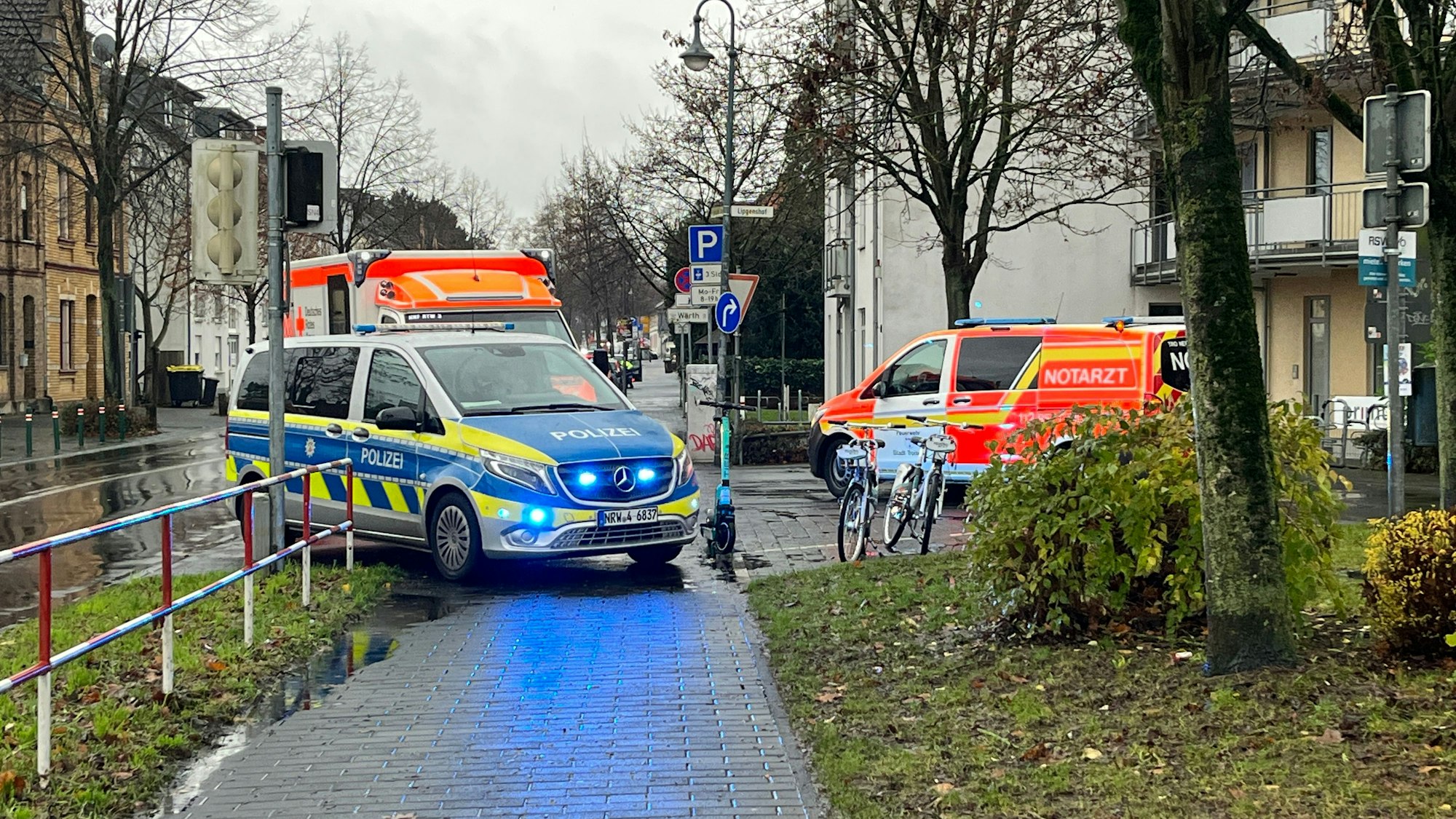 Bei einem Unfall mit anschleißender Flucht des Autofahrers ist eine 69 Jahre alte Frau aus Windeck verletzt worden.