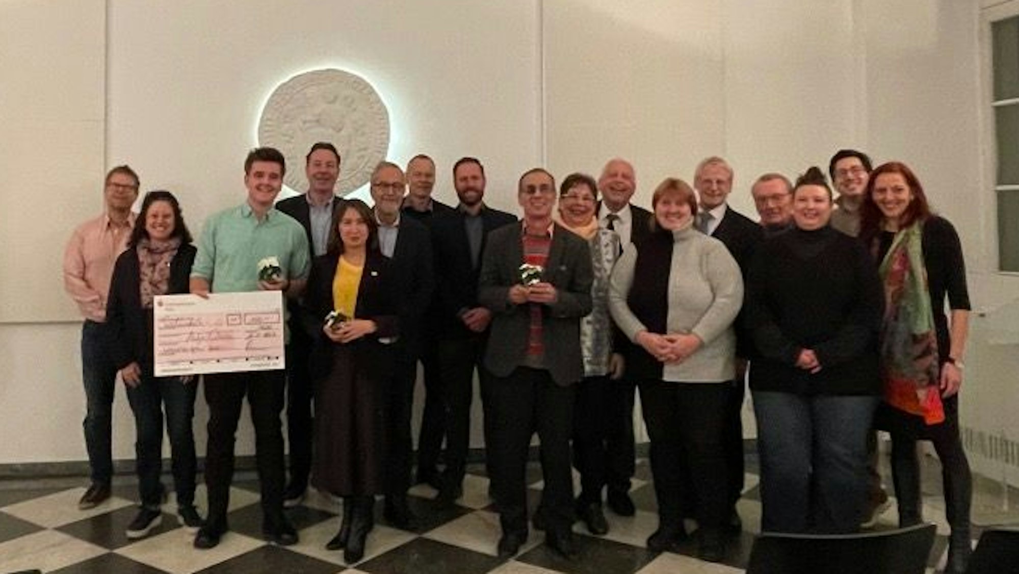 Zu sehen sind die Vertreter der ausgezeichneten Vereine und Initiativen.