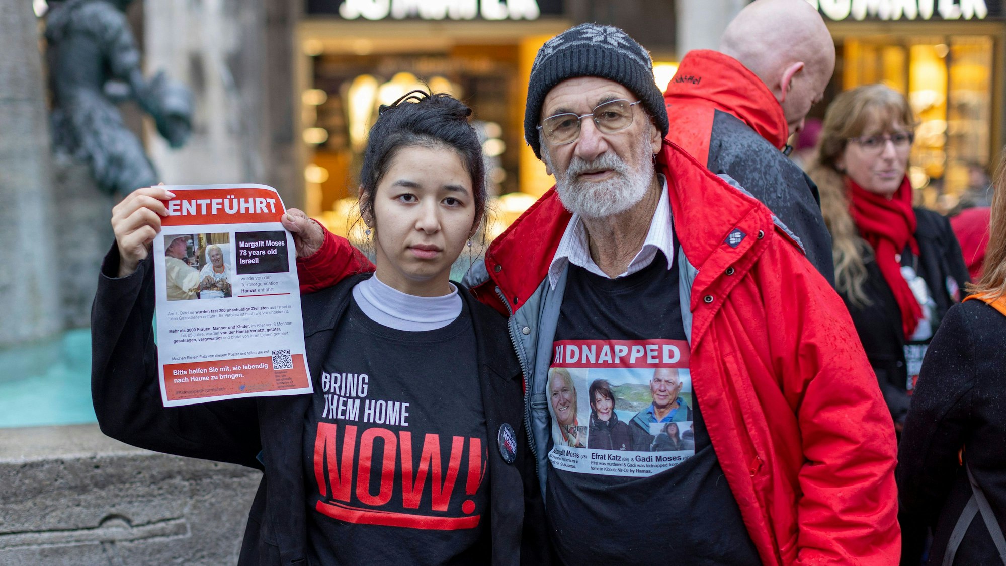 Der 85 Jahre alte Chanan Cohen mit Aya Machkawa bei einer Demonstration für die Freilassung der von der Hamas entführten Geiseln in München.