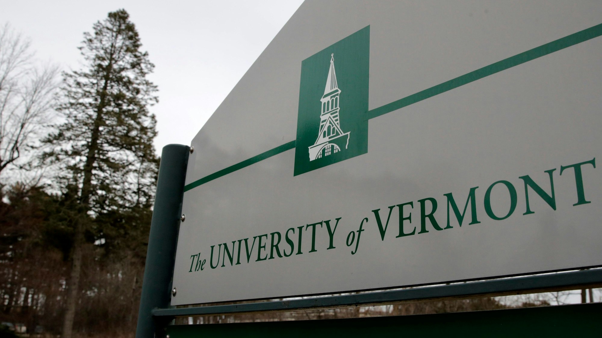 ARCHIV - 11.03.2020, USA, Burlington: Ein Schild hängt auf dem Campus der University of Vermont in Burlington im US-Bundesstaat Vermont. Nach Angaben der Polizei wurden drei junge Männer palästinensischer Abstammung, die an einer Feier zum Erntedankfest teilnahmen, in der Nähe des Campus der University of Vermont angeschossen und verletzt. Die Polizei sucht nach dem Verdächtigen, nachdem die drei am späten Samstag, 25. November 2023, in Burlington erschossen wurden. Foto: Charles Krupa/AP +++ dpa-Bildfunk +++