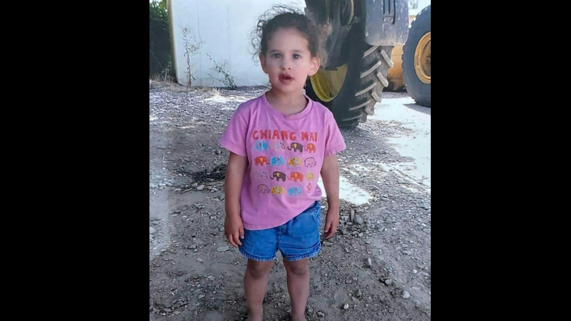 Abigail Edan, hier auf einem Familienfoto vor der Entführung zu sehen, war erst drei Jahre alt, als militante Hamas-Kämpfer am 7. Oktober ihren Kibbuz Kfar Azza stürmten, ihre Eltern töteten und sie entführten.