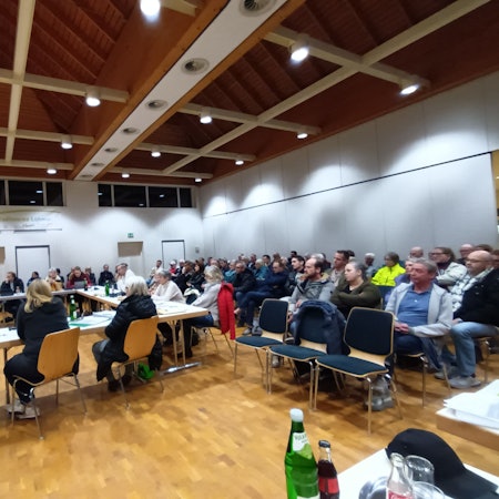 Zuhörer bei der kommunalpolitischen Sitzung.